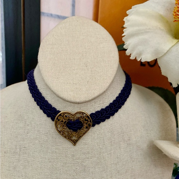 VTG 80s RARE/HARD-To-Find Black Fabric Choker Necklace w/Burnished Heart Charm - Picture 2 of 7